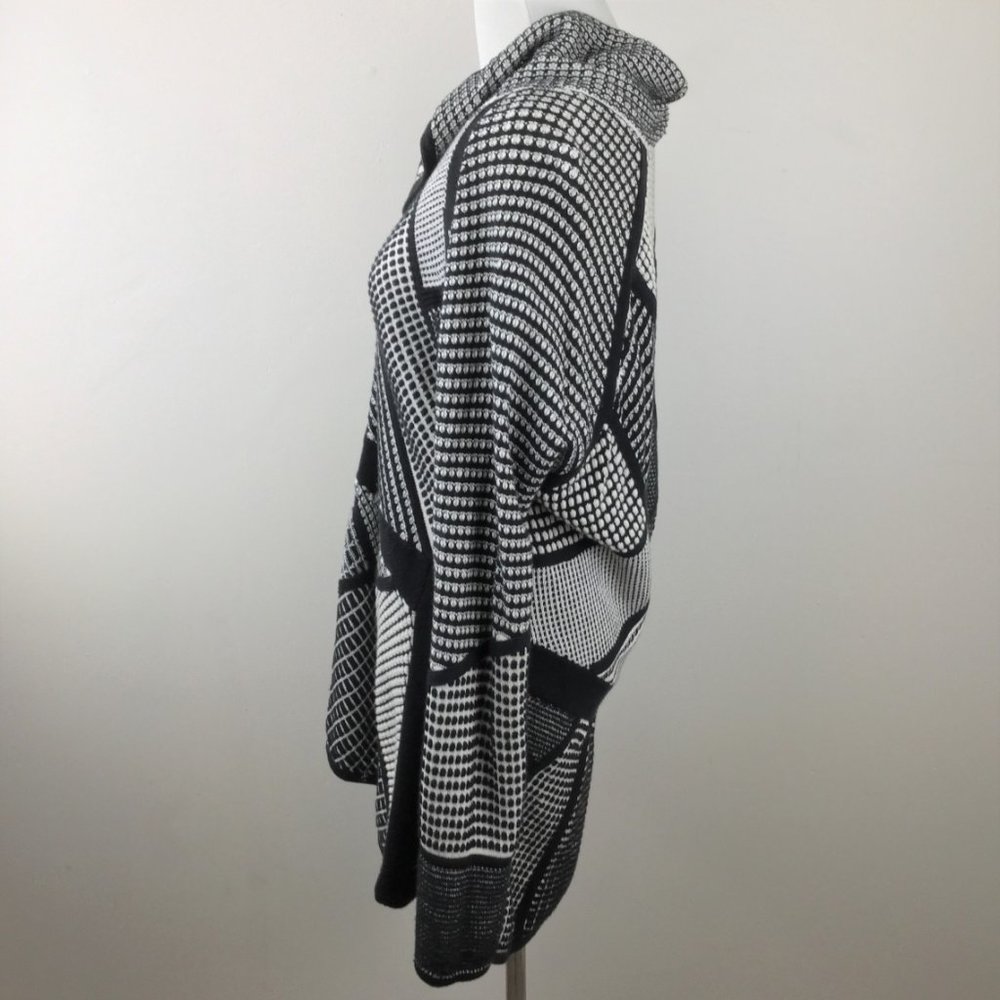 Black & White Geometric Zip Hoodie-like Light Cotton Sweater - Picture 3 of 8
